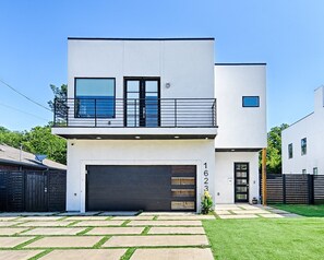 House - Downtown Modern Oasis King Bed Huge Backyard (Dallas)