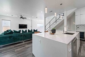 House - Downtown Modern Oasis King Bed Huge Backyard (Dallas)