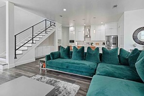 House | 4 bedrooms, Internet - Downtown Modern Oasis King Bed Huge Backyard (Dallas)