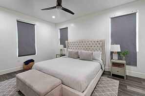 House | 4 bedrooms, Internet - Downtown Modern Oasis King Bed Huge Backyard (Dallas)