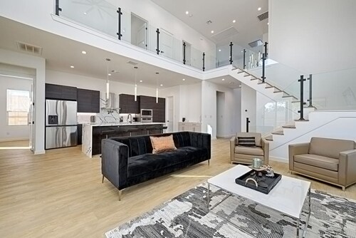 5bd 4br Modern Home w Pool