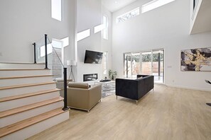 House, Accessible | 5 bedrooms - 5bd 4br Modern Home w Pool (Dallas)