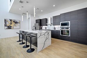 บ้านพัก, พร้อมสิ่งอำนวยความสะดวกสำหรับผู้พิการ | 5 ห้องนอน