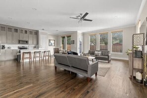House | 5 bedrooms, Internet - Trinity Groves Retreat Large Modern 5 BR Home (Dallas)