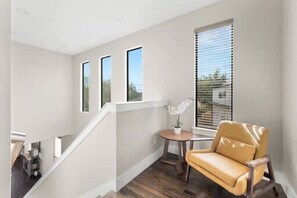 House | 5 bedrooms, Internet - Trinity Groves Retreat Large Modern 5 BR Home (Dallas)