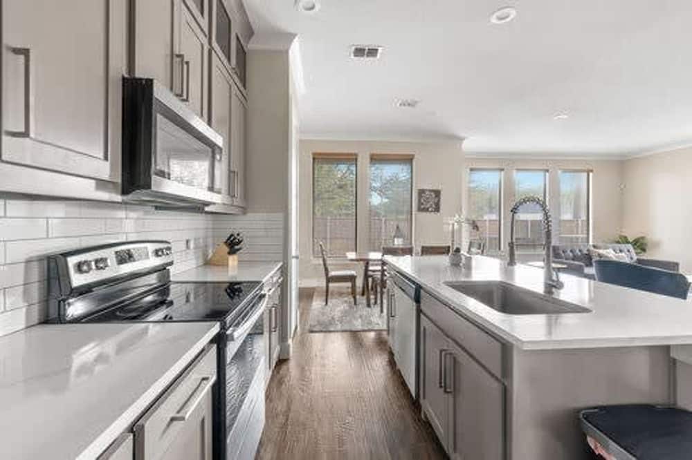 Trinity Groves Retreat Large Modern 5 BR Home - Highland Park, TX