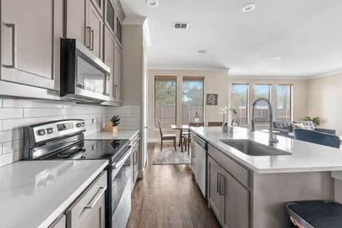 Trinity Groves Retreat Large Modern 5 BR Home