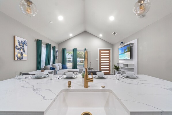 Apartment | 2 bedrooms, Internet - Emerald Indigo House Pet Friendly (Dallas)