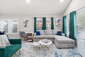 House | 2 bedrooms, Internet - Emerald Indigo House Pet Friendly (Dallas)