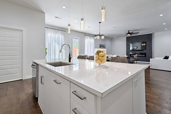 House, Accessible | 5 bedrooms, Internet - Modern 5 BD 5 BR With Pool Downtown Views (Dallas)