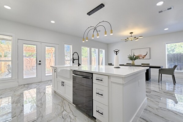 6 bedrooms, Internet - 6BR Trinity Groves Urban Escape Huge Backyard (Dallas)