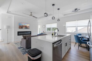 House | 2 bedrooms, Internet - Modern Townhome Rooftop Backyard Garage (Dallas)