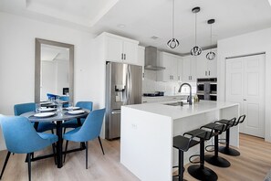 2 bedrooms, Internet - Modern Townhome Rooftop Backyard Garage (Dallas)