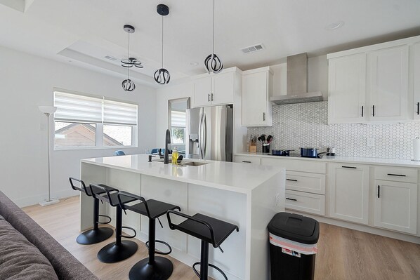 2 bedrooms, Internet - Modern Townhome Rooftop Backyard Garage (Dallas)