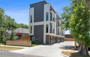 2 bedrooms, Internet - Modern Townhome Rooftop Backyard Garage (Dallas)