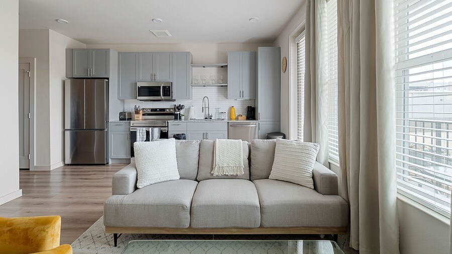 Sky-high Comfort 1BR Gym Pool Pet Friendly