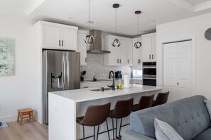 Room - Modern Urban Getaway Rooftop Backyard (Dallas)