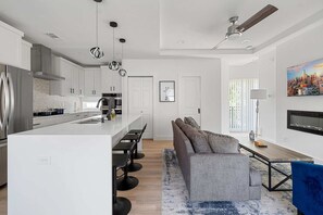 Apartment | 4 bedrooms, Internet - Modern Urban Getaway Rooftop Backyard (Dallas)