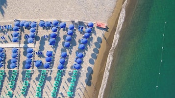 Playa privada, arena blanca, sillas reclinables de playa, sombrillas