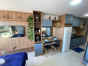 Espacio para trabajar con laptop y cortinas blackout 