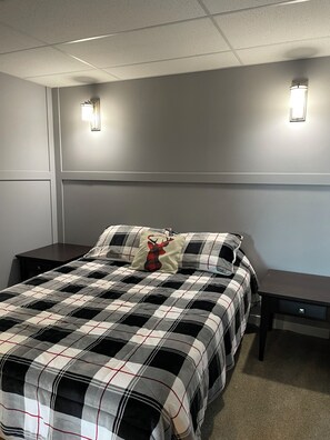 4 bedrooms, WiFi, bed sheets - Cozy Cabin with hot tub! (Wakaw Lake)