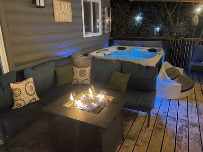 Cozy Cabin with hot tub!