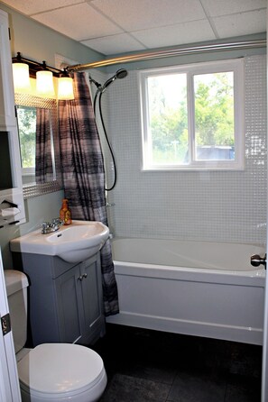 Serviettes fournies, savon, papier toilette