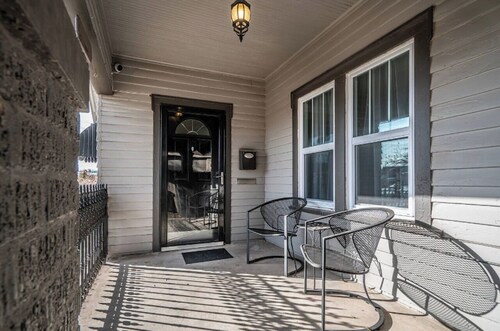 Yellow Stone Western Themed Retreat! By Fairgrounds & Downtown OKC - WiFi!