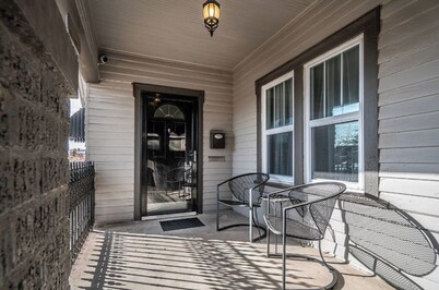 Yellow Stone Western Themed Retreat! By Fairgrounds & Downtown OKC - WiFi!