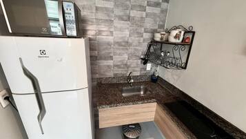 Apartment (01F) | Private kitchen | Microwave, stovetop, cookware/dishes/utensils