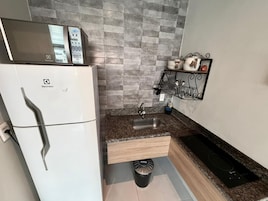 Microondas, placa de cocina, utensilios de cocina