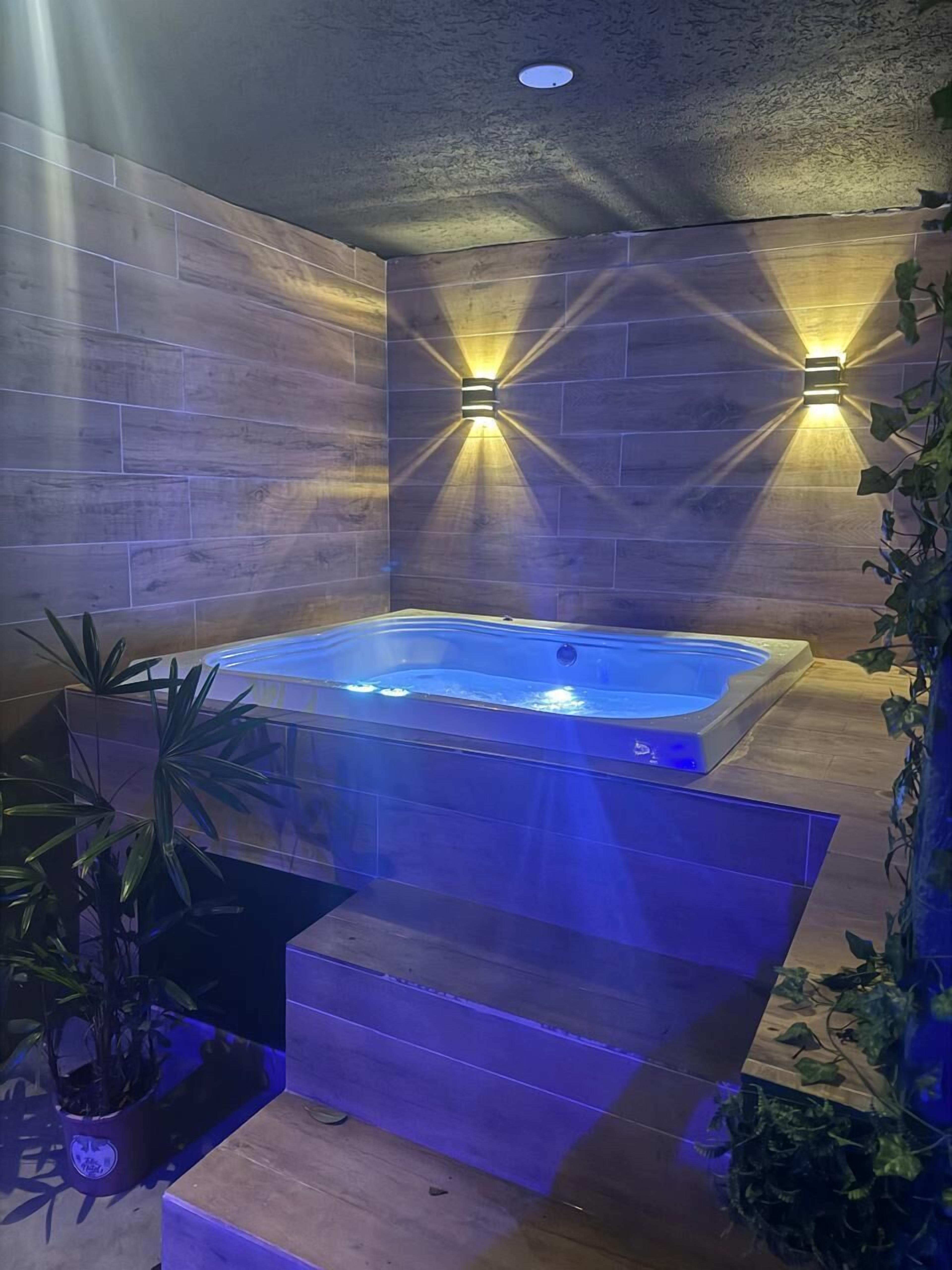 Jetted bathtub