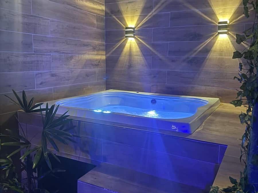 Jetted bathtub