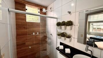 Apartamento (01F) | Banheiro | Chuveiro, toalhas de banho, sabonete, shampoo