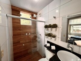 Apartamento (01F) | Baño | Ducha, toallas, jabón y champú