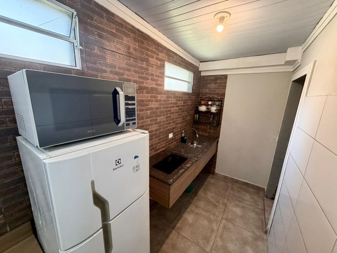 Apartamento (07F) | Cocina privada | Microondas, placa de cocina y utensilios de cocina