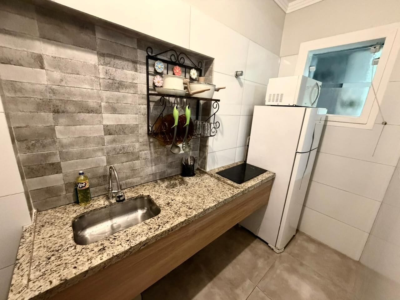 Microondas, placa de cocina, utensilios de cocina