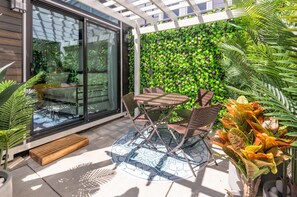 Outdoor dining - Luxury Retreat with Private Au Pair Suite (Oakland)