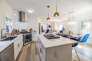 Fridge, microwave, oven, stovetop - Luxury Retreat with Private Au Pair Suite (Oakland)