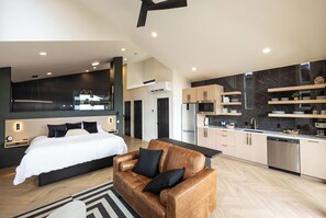 1 bedroom, WiFi, bed sheets - Luxury Treehouse Retreat with Private Hot Tub (Branson)