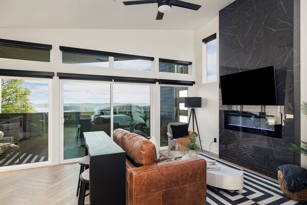 Smart TV, fireplace - Romantic Modern Cabin Over Looking Table Rock Lake (Branson)