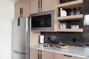 Fridge, dishwasher, coffee/tea maker, toaster - Branson's Perfect Luxury Romantic Getaway (Branson)