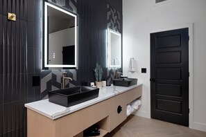 Regadera, secadora de cabello, toallas 