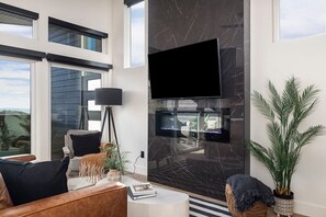 Smart TV, fireplace