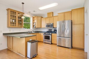 Private kitchen - Charming 3-bedroom house in Saint Paul with AC, WiFi (Saint Paul)