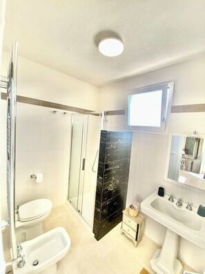 全景公寓, 庭園景觀 | 浴室 | 淋浴設備、吹風機、坐浴桶、毛巾