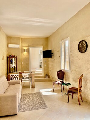 Panoramic Apartment, Courtyard View | Living area