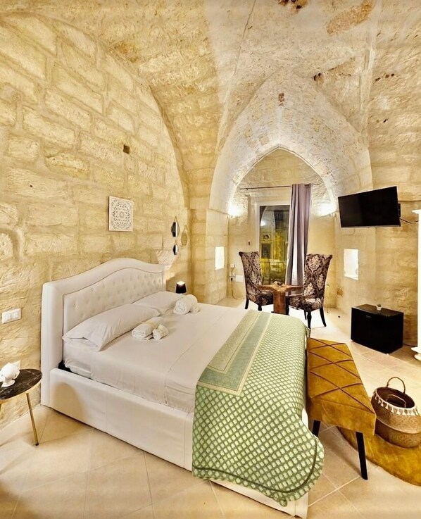 Deluxe studio suite, 1 queensize bed, balkon, uitzicht op de stad | Individueel gedecoreerd, individueel gemeubileerd, geluiddichte muren