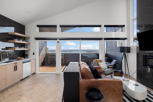 Smart TV, fireplace - Private Patio | Hot tub | Luxury Lakeview (Branson)