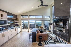 Smart TV, fireplace - Private Patio | Hot tub | Luxury Lakeview (Branson)